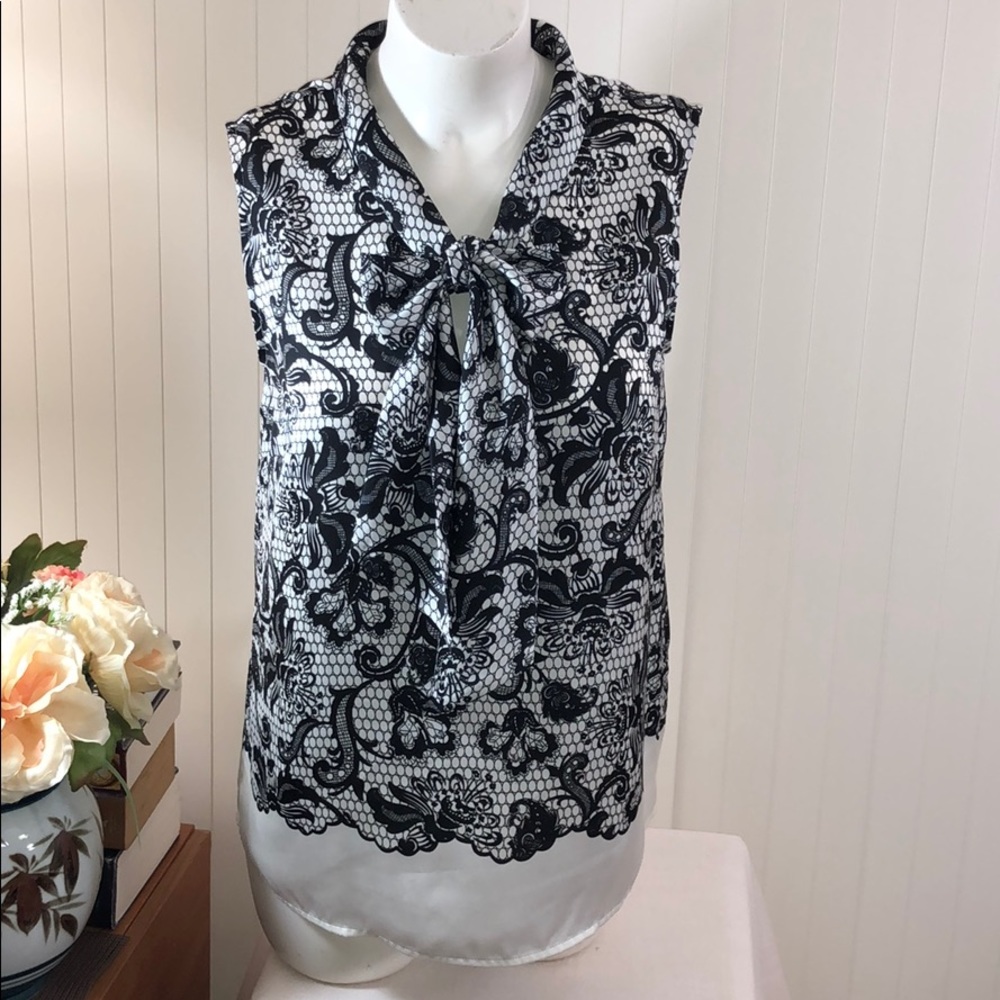 HALOGEN Petite Flirty Tie Front Lace Print Top